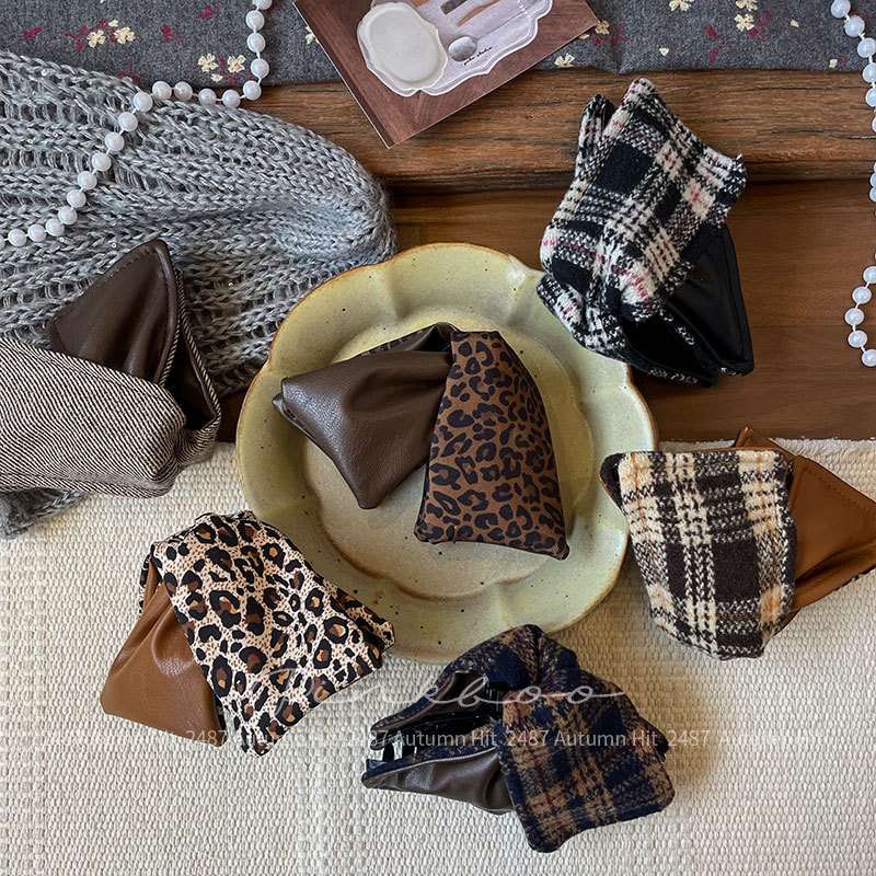 New Korean autumn checkered grab clip, elegant triangular leopard print back hair clip, retro shark clip hair accessory, women's pinkboo retro patchwork hair accessory set, leopard print checkered leather, autumn and winter fashionable texture all the way details Picture