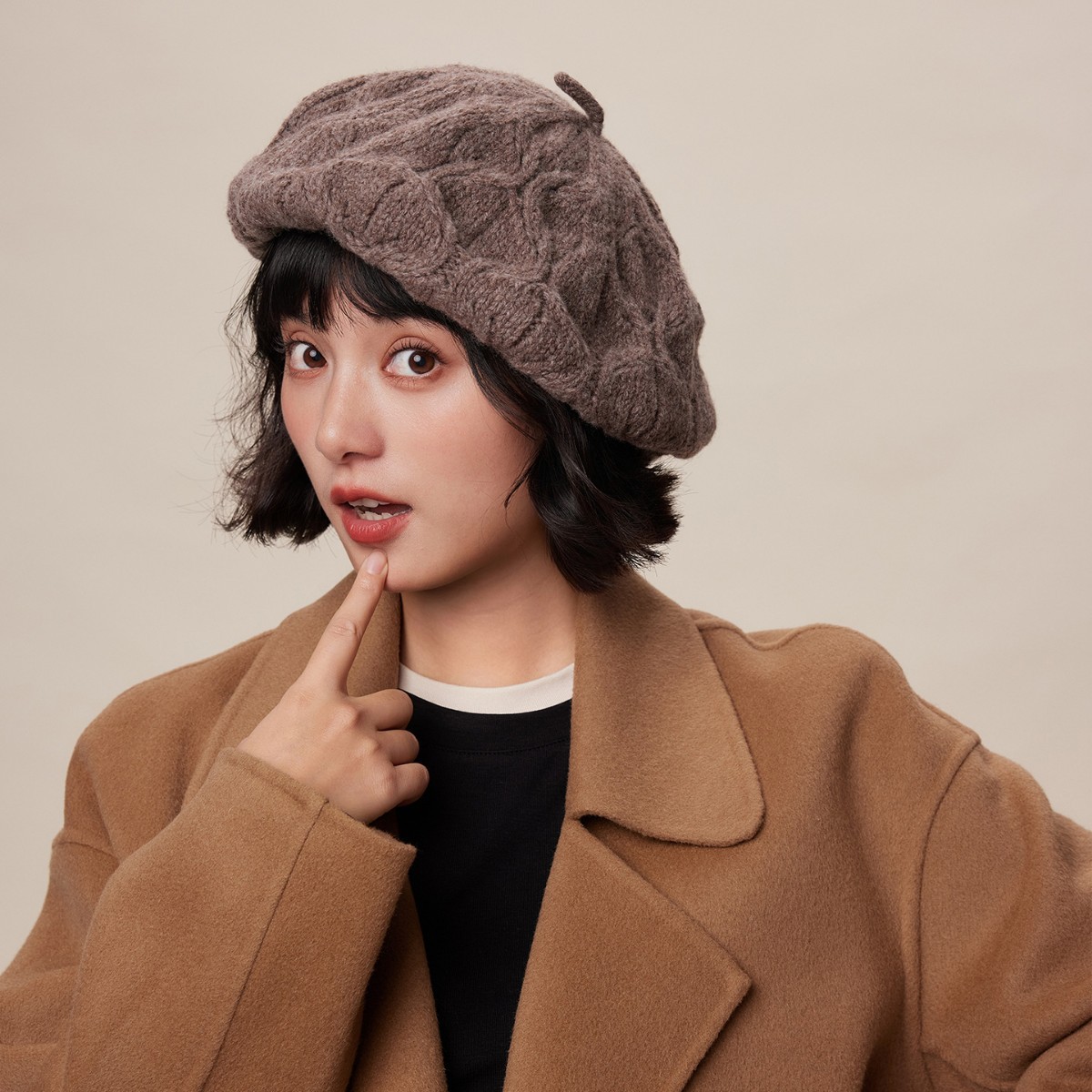 The Korean retro woolen warm beret, a hit on Douyin, is a perfect match for children in autumn and winter. It can make a round face look smaller and more elegant Specification image