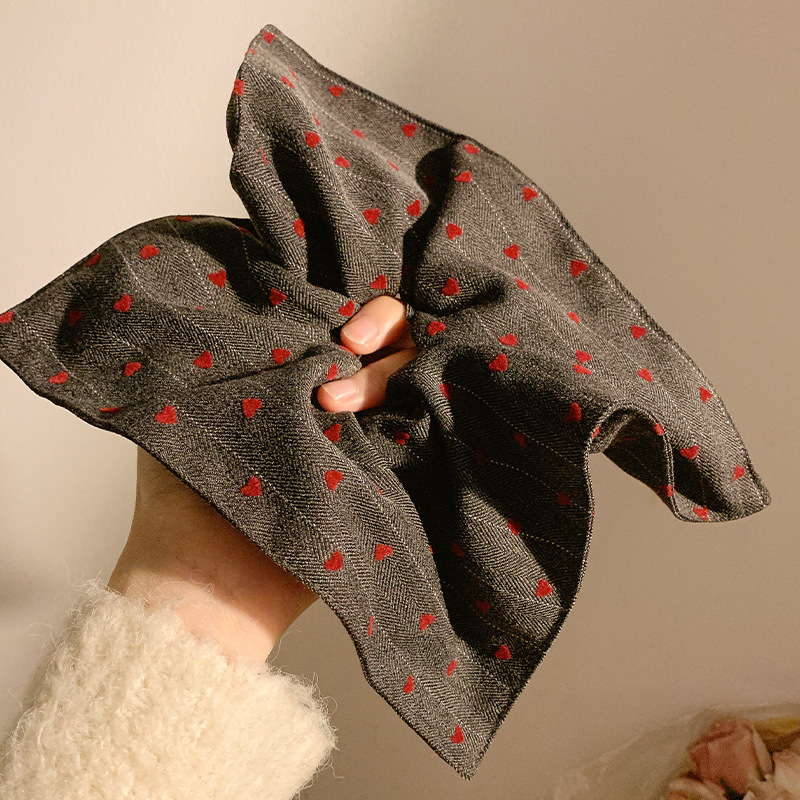 Autumn and winter, extra-large heart-shaped large intestine hair band handkerchief, Korean-style laid-back bun hair band, new high-end hair accessory Application Scenario