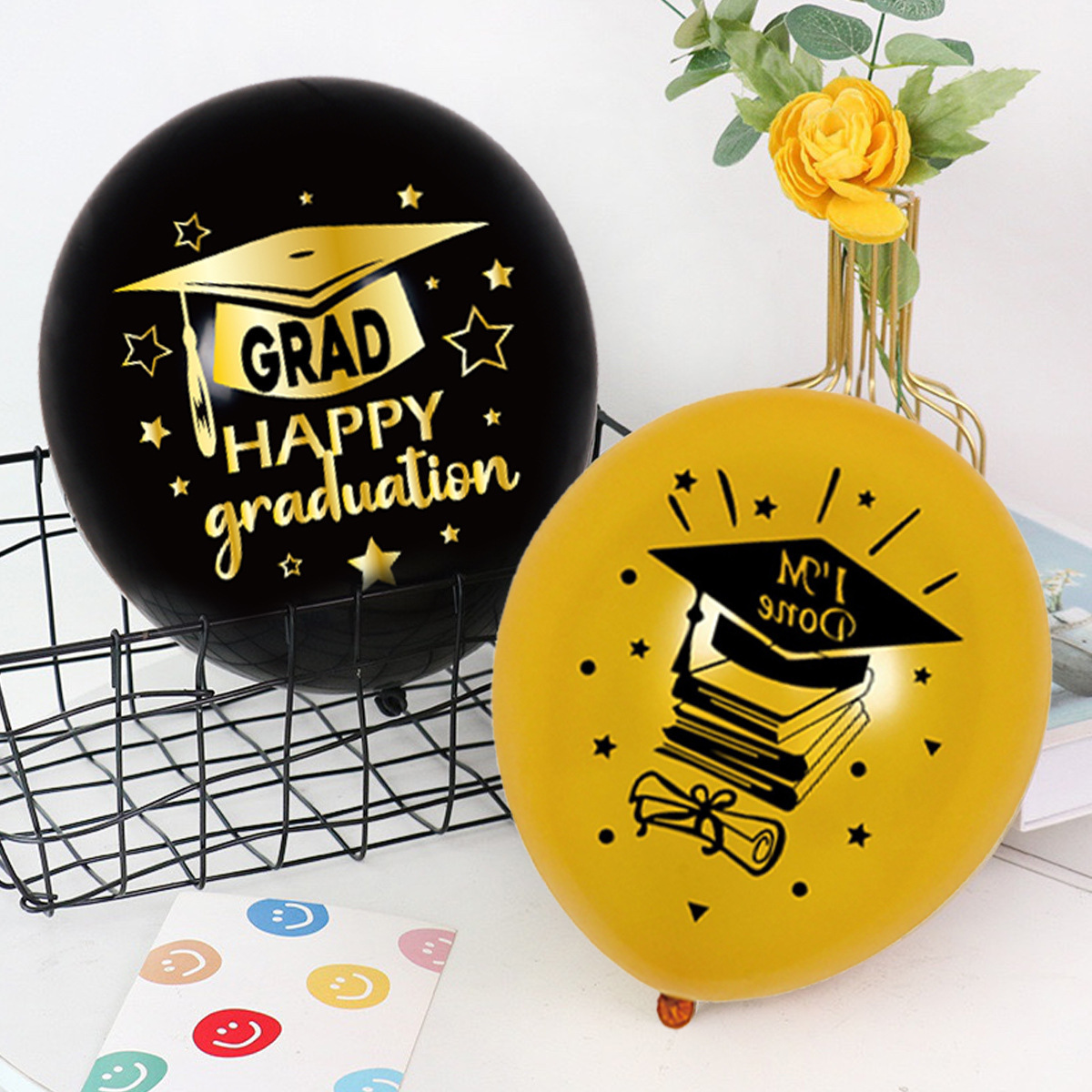 Graduation season balloons, round balloons, teachers and students, graduation party decorations, 12-inch golden printed latex balloons Application Scenario