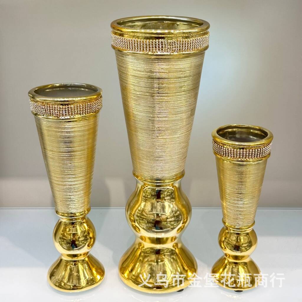 A light luxury ceramic vase for hotel soft furnishings, featuring electroplated brushed and diamond-encrusted craftsmanship, is a decorative item for a model room Specification image
