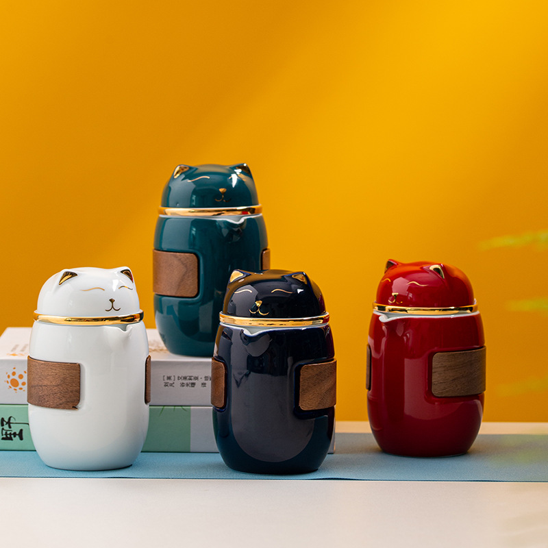 【 Maneki Neko 】 Quick Guest Cup Ceramic Travel Tea Set, one pot, three cups Gongfu tea set, portable and easy to carry for tea brewing Application Scenario