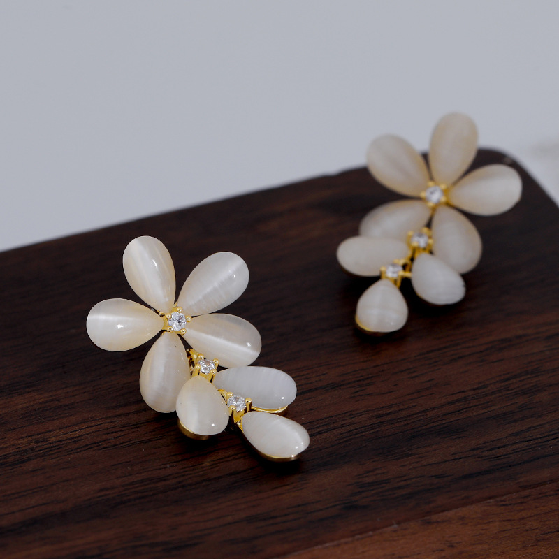The 925 silver Needle, with its unique design sense, cat's eye stone flower earrings, is a fashionable and elegant high-end earpiece that has become a hit on Douyin Application Scenario