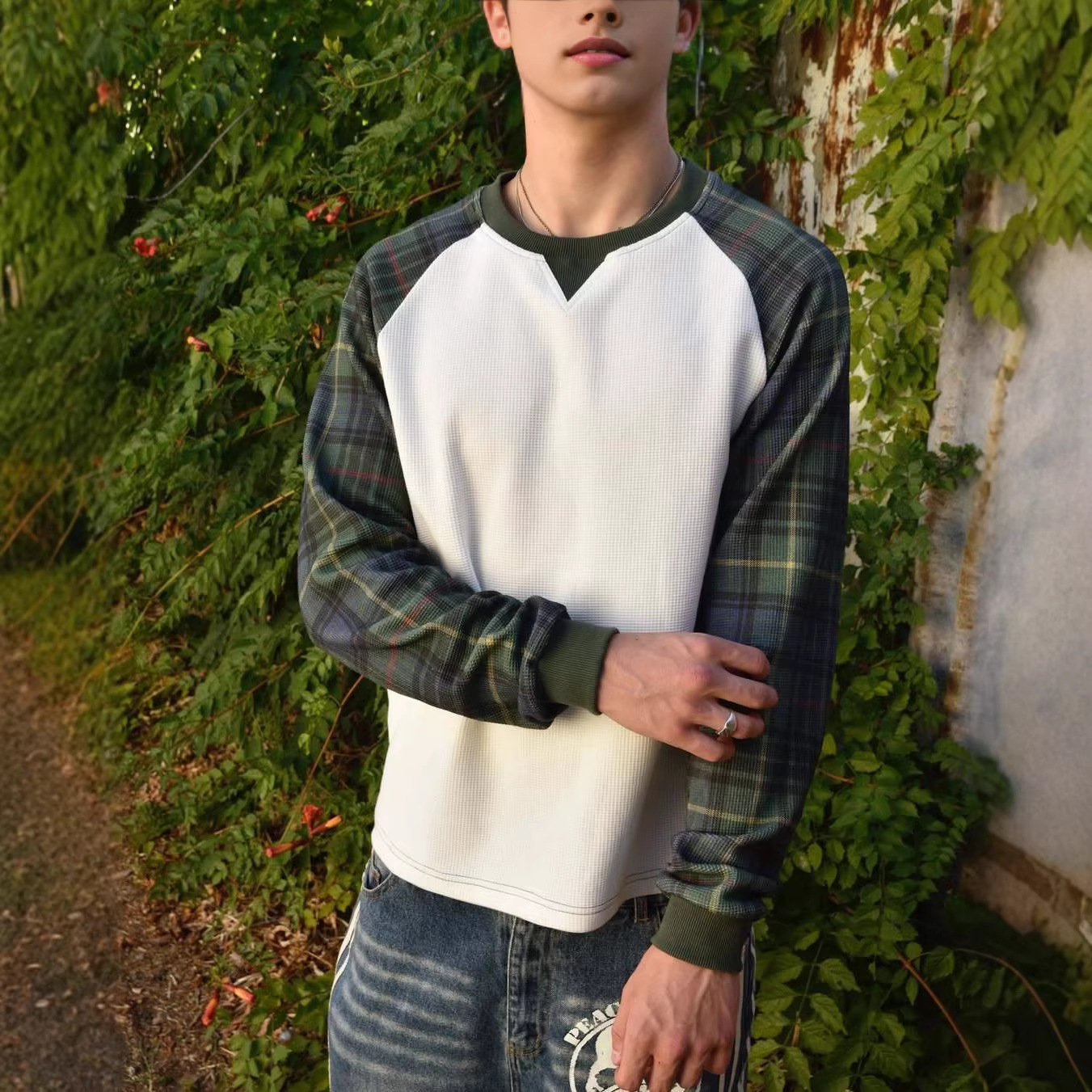 This is a retro outerwear with a long-sleeved T-shirt and a pullover from the European and American ins cross-border style, featuring a textured sleeve and a round neck. It's a street trend Specification drawing
