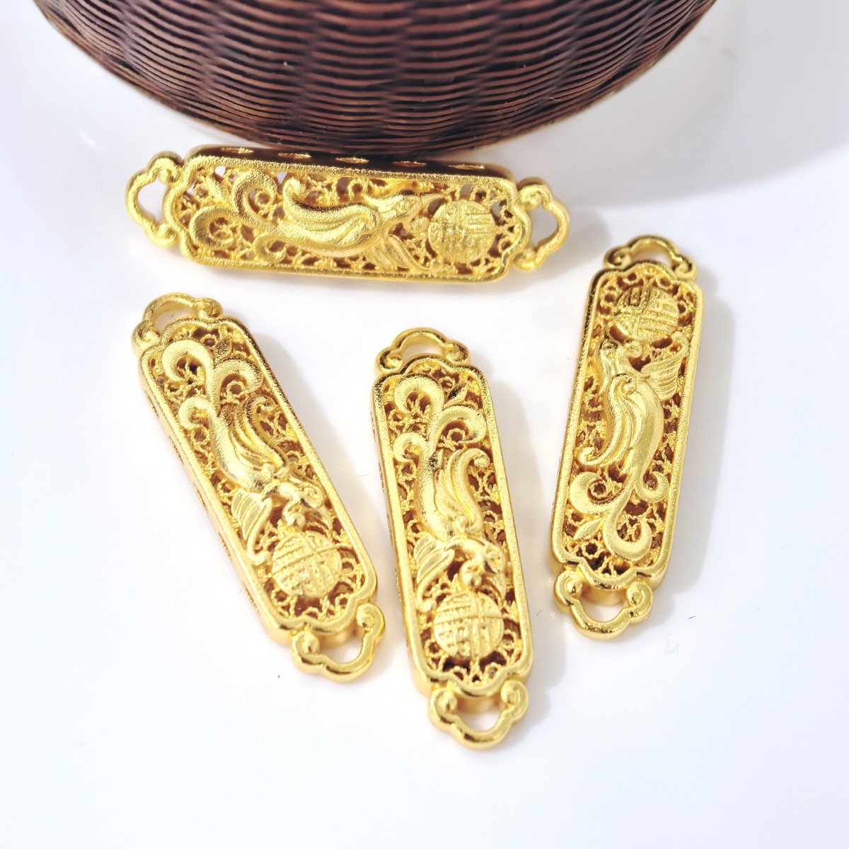 diy sand gold accessories and ornaments, blue Chinese-style flower pendant, double hanging hole pendant, hollowed-out hand tag Specification image