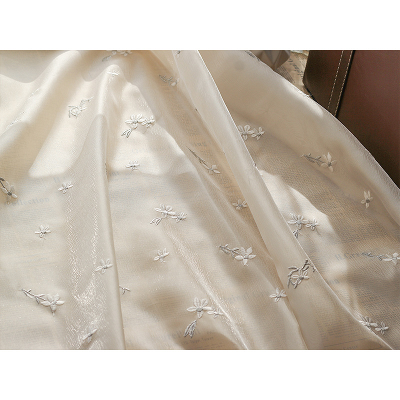 亮丝树皮皱小碎花绣花面料小清新仙女春夏连衣裙布料微挺蓬蓬裙布白底实物图