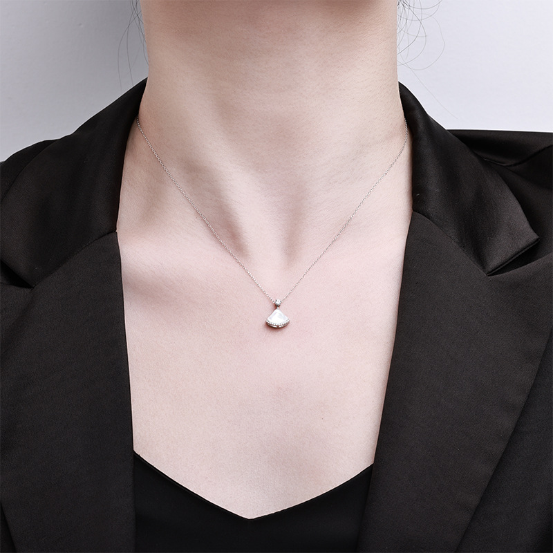 Fan-shaped dress necklace with micro-inlay design, a niche fashion 2026 new style, versatile and elegant, high-end collarbone chain Specification image