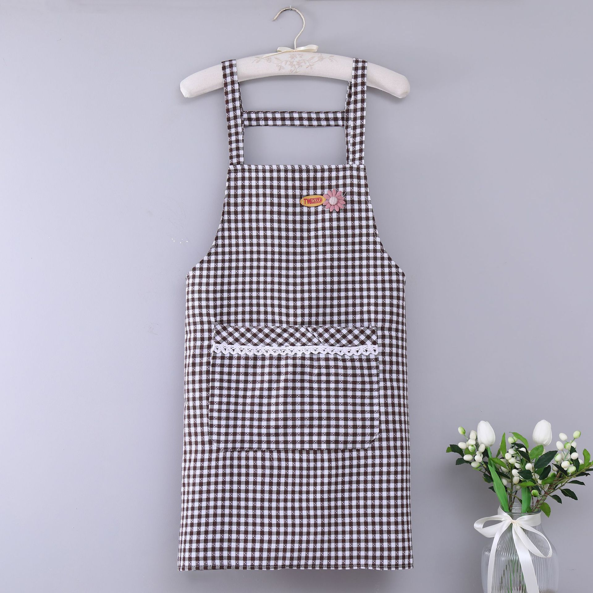 Black, white, red and white checkered apron, long-sleeved fashionable apron for women Application Scenario