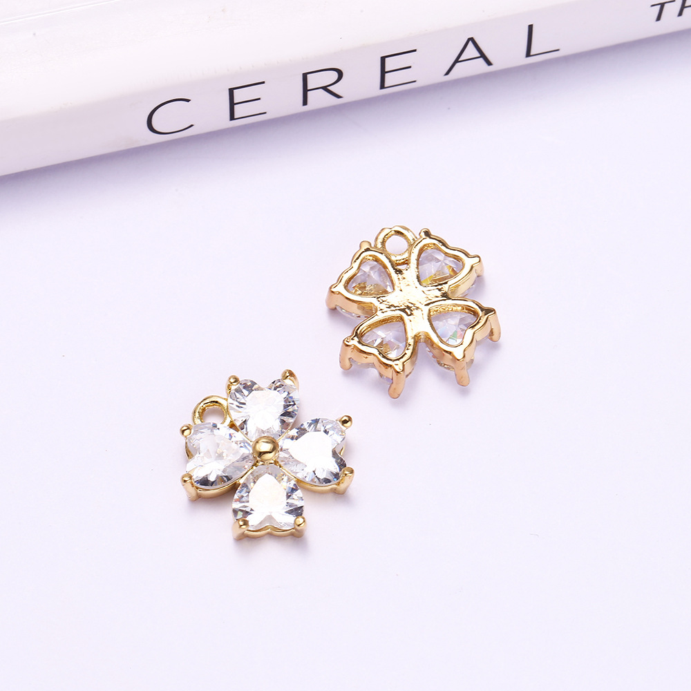Copper inlaid zircon four-leaf clover pendants, DIY jewelry accessories, stud earrings, necklace pendants, clothing brooches and other accessories in stock Application Scenario