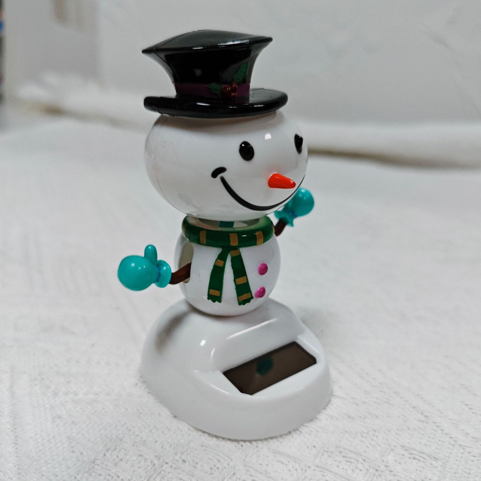 Cross-border new solar automatic rocker, Christmas holiday gifts, black hat, scarf, snowman ornaments are available for wholesale Item Picture