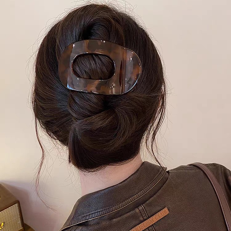 The retro and laid-back style of the back of the head, the shell-shaped hair clip, is a new 2025 model for women, exuding a sense of elegance and sophistication. It's a duckbill clip details Picture