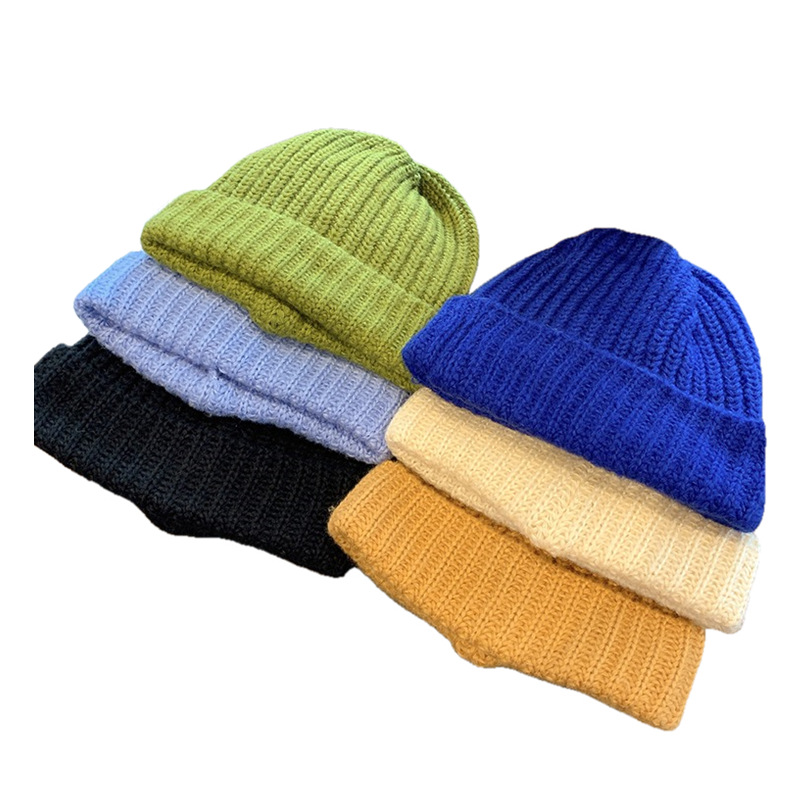 A versatile green woolen hat for women in autumn and winter. It's loose in winter and thick-thread in winter to make the face look good. It's a small ear-protecting knitted hat with a big head circumference Item Picture