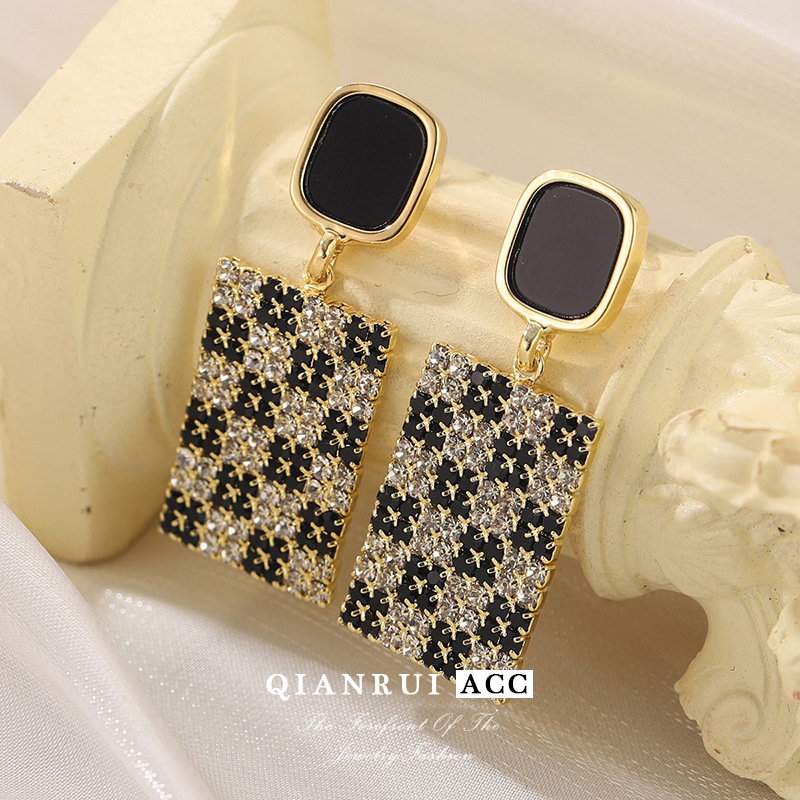 Korean black and white checkered earrings with a niche design, versatile and cool style, French light luxury, high-quality earrings wholesale details Picture