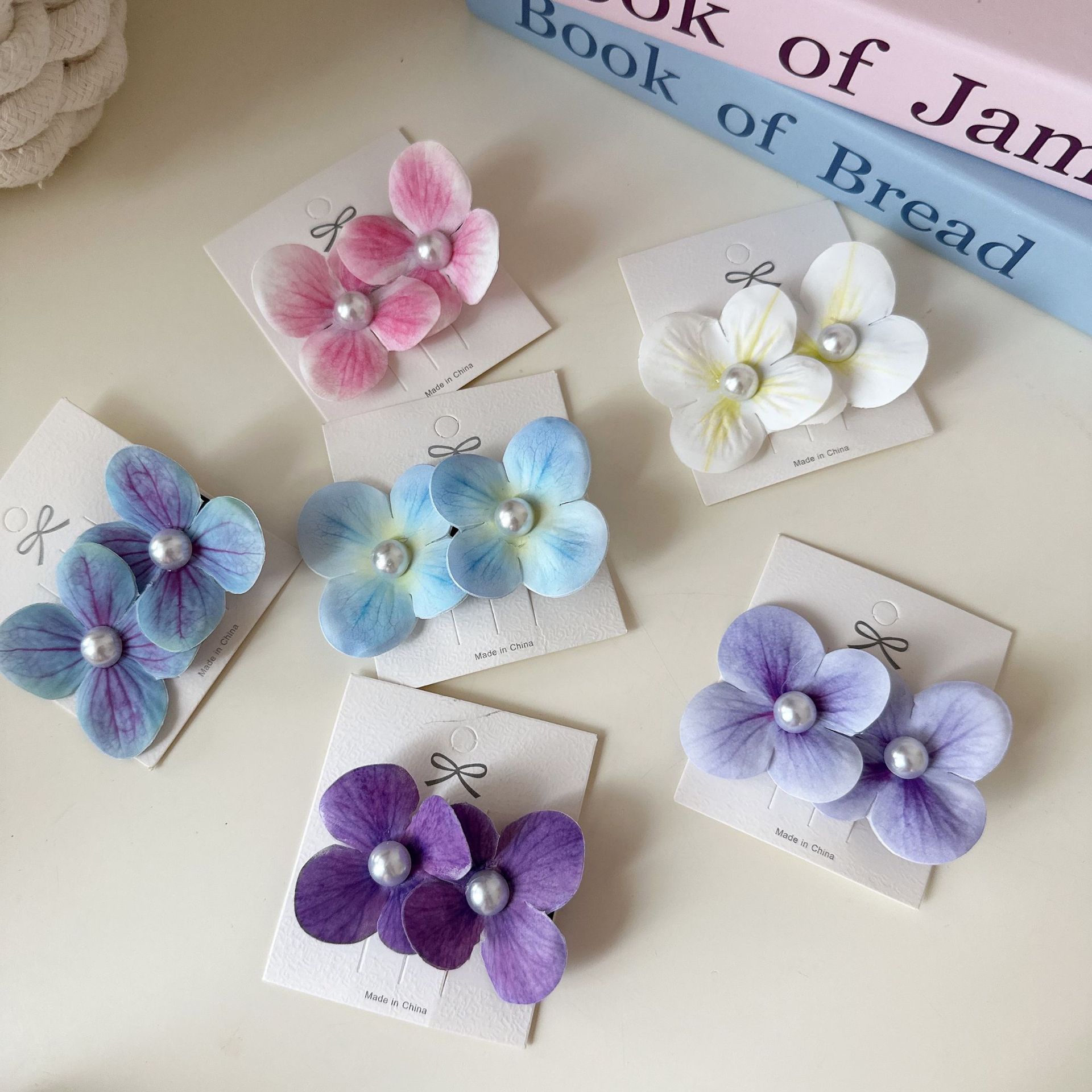 Mint Manbo Phalaenopsis pearl flower hair clip, seaside photo vacation style, side duckbill clip, super fairy-like hair accessory for women Application Scenario