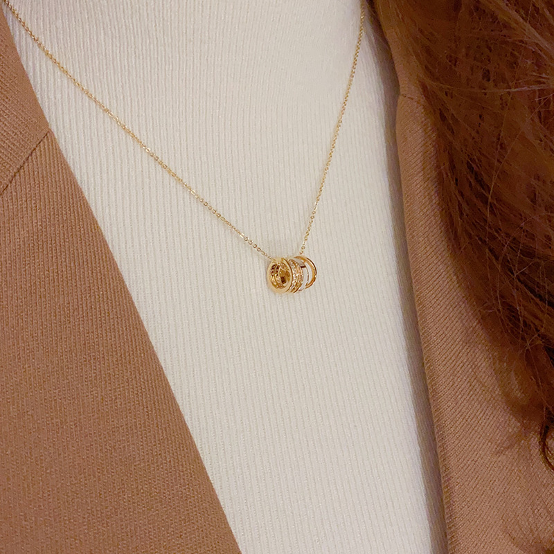 Internet-famous, fashionable, simple and elegant, light luxury, circular shell necklace, high-end feel, versatile, socialite style, collarbone chain, sweater chain, necklace, stainless steel necklace, jewelry, pearl necklace, trendy titanium steel jewelry necklace, stainless steel necklace jewelry