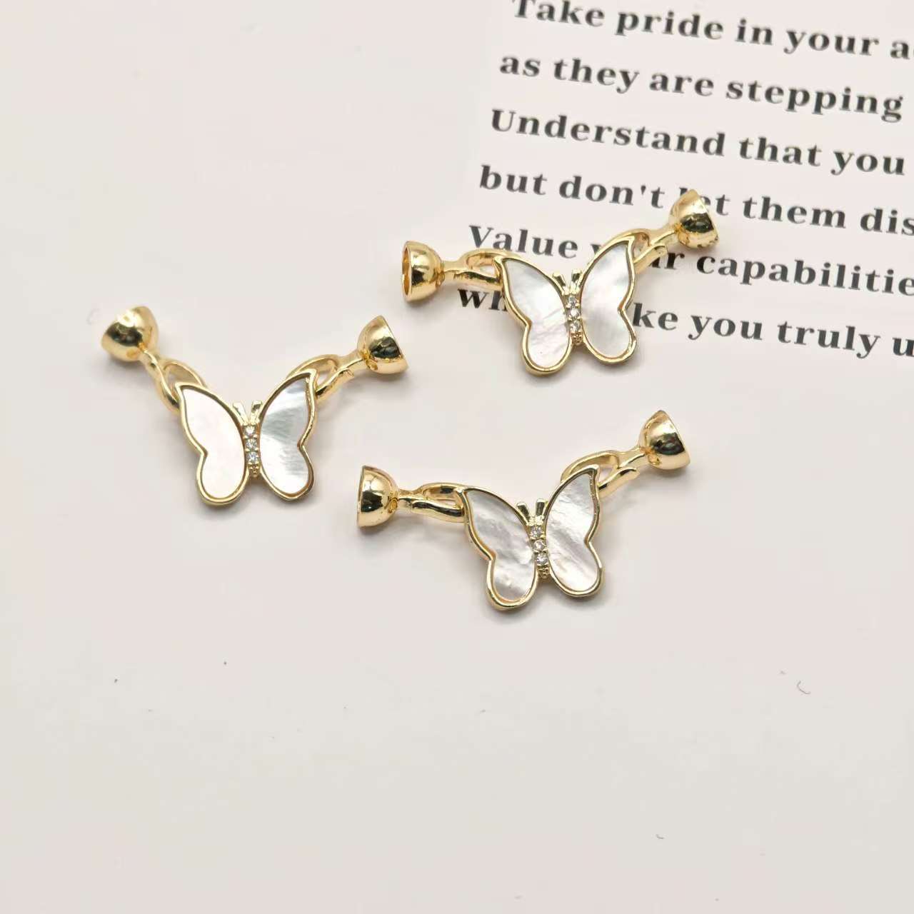 The color-preserving white shell butterfly horn buckle necklace bracelet, universal connecting buckle, handcrafted button accessory pendant is exquisite Specification image