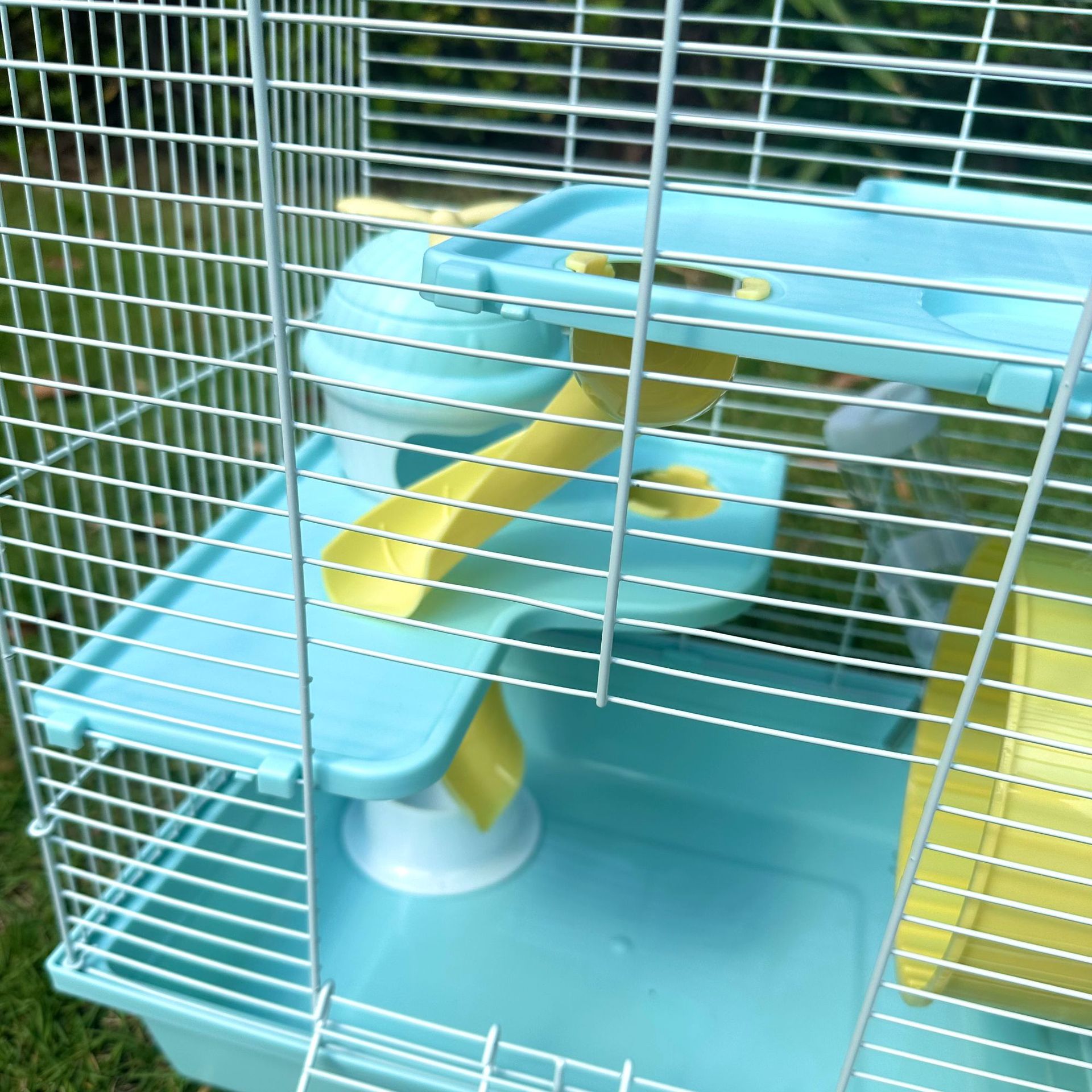 Jaula de hamster más alta gran villa de tres niveles más alta pequeña jaula de molino de viento oso de oro 3502 color de dibujos animados dos puertas hamster suministros Application Scenario