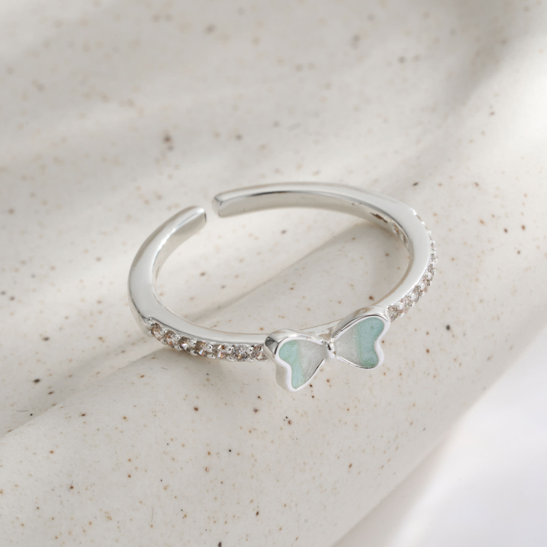 Spring and summer fresh mint gradient bow open ring, copper alloy inlaid with zirconium enamel, oil drip adjustable ring ring Application Scenario