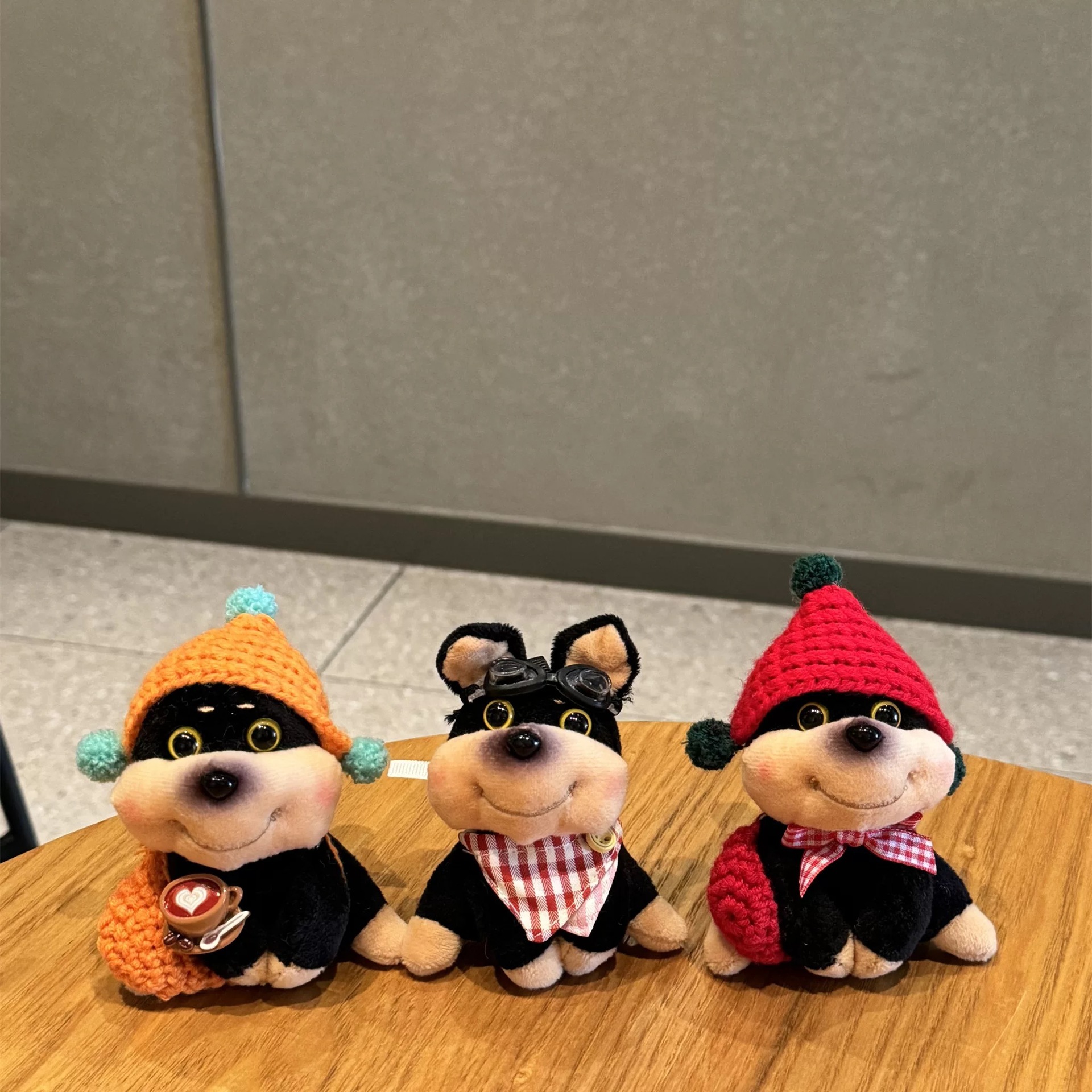 A cute plush toy bag pendant with a bee and a dog, a small doll, a car keychain bag pendant and the same style as Xiaohongshu Application Scenario