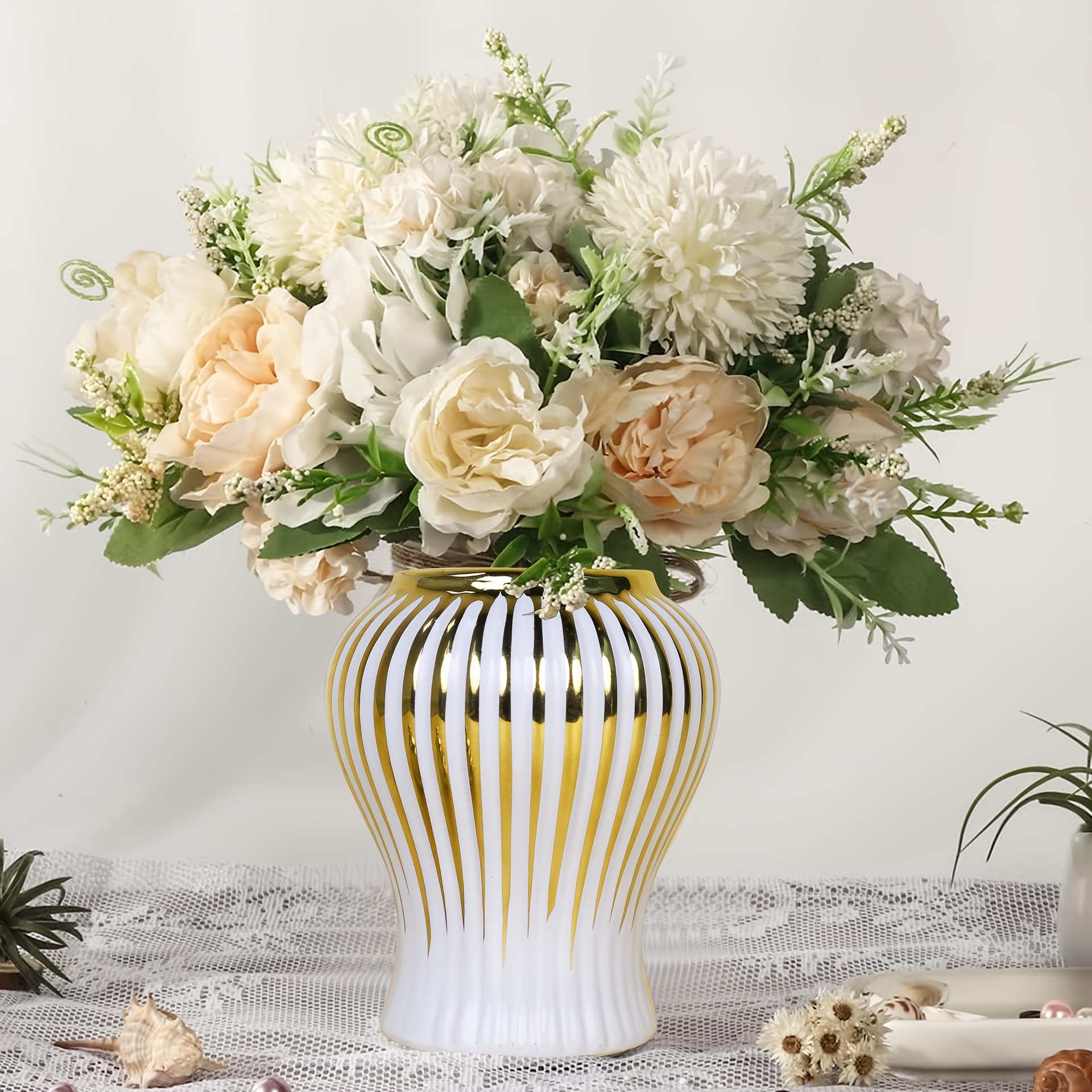 اما المصنوعات اليدوية الخزفية الاوروپية، فتُستعمل في الورود الزهرية الذهبية Item Picture