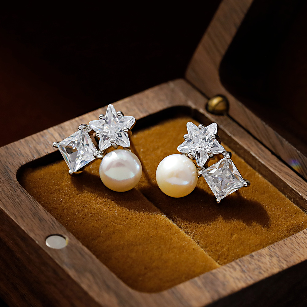 Hyacinth freshwater pearl stud earrings are fashionable, light luxury and super shiny. The five-pointed star zircon earrings have a unique design and will be a bestseller on Douyin in 2025
