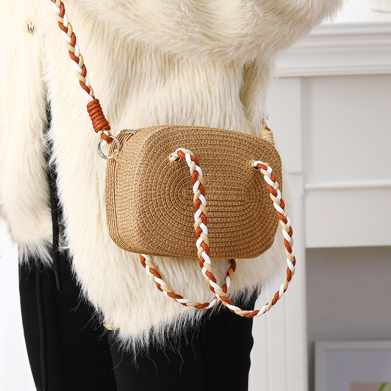 Bolso de mano cerca del mar bolso tejido colorido mujer 2025 nueva playa raffia tejido teléfono móvil bolsa crossbody gran capacidad Application Scenario