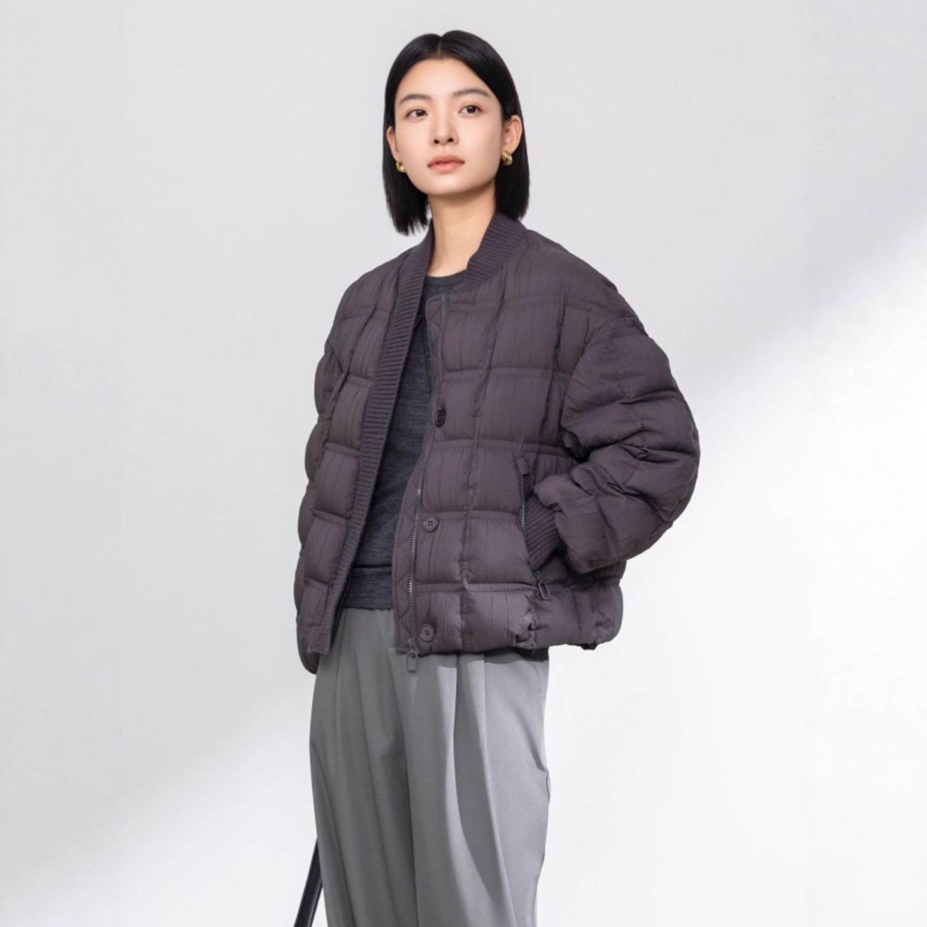 The new women's short down jacket for winter 2025 features baseball ribbed pleats that make you look slimmer and keep you warm Specification image