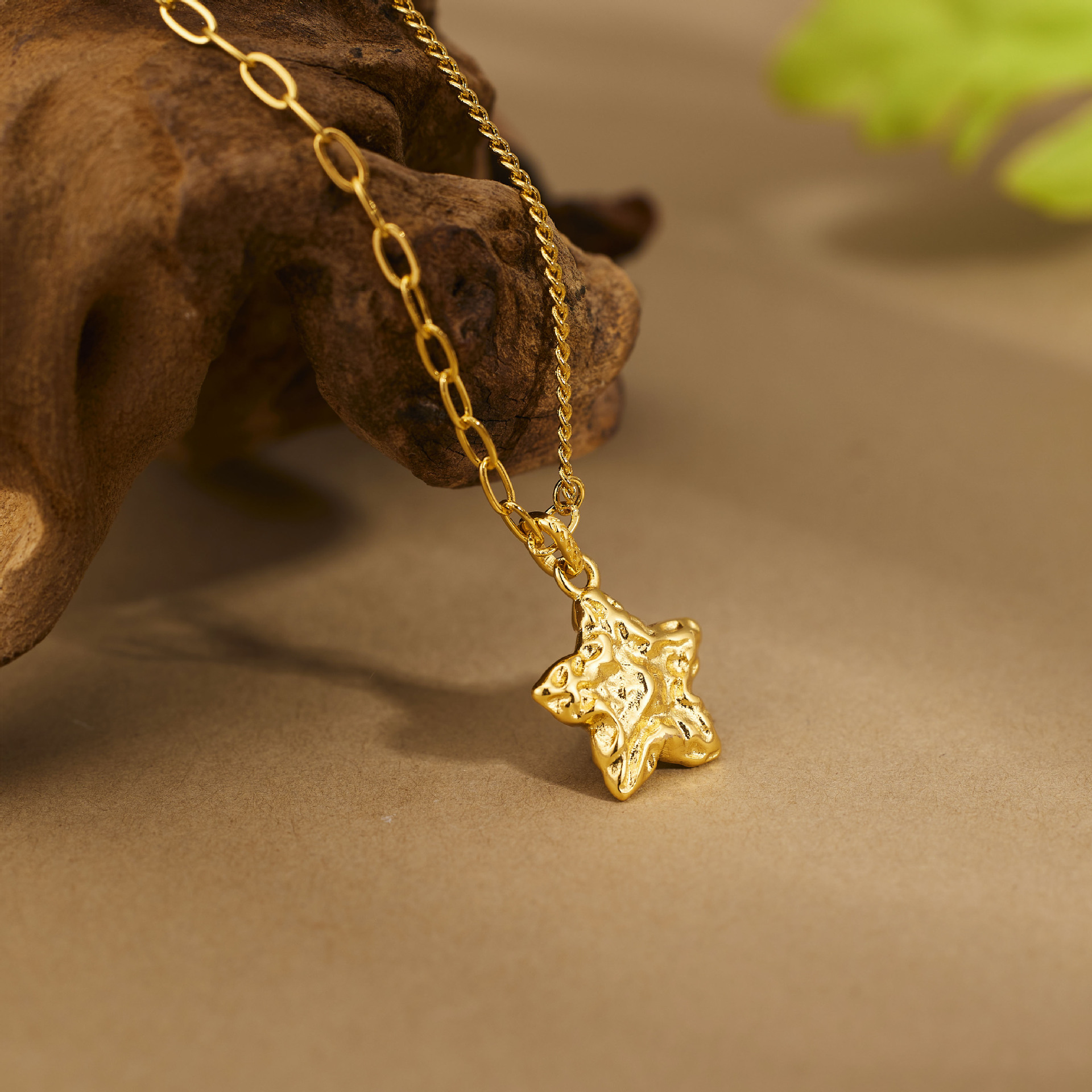 Copper gold-plated sand gold five-pointed star necklace for women, ancient hammer-patterned meteorite star pendant, golden Chinese trend collarbone chain gift Specification drawing