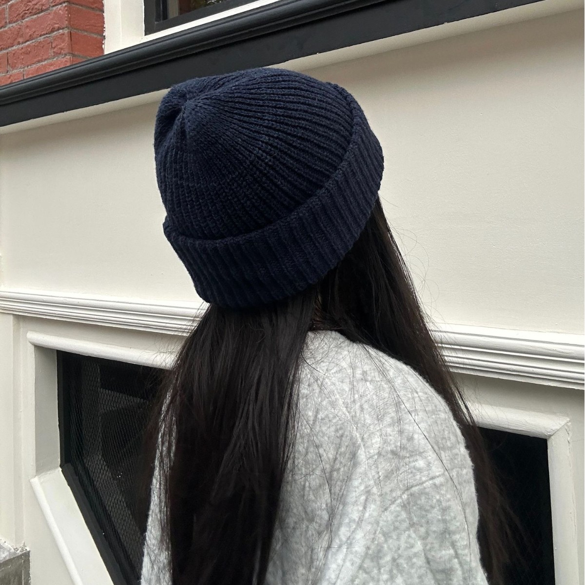 Autumn and winter versatile fabric label knitted cap, thickened headband to show off face, small woolen cap for cold protection and warmth, ear-protecting headband, cold cap Application Scenario