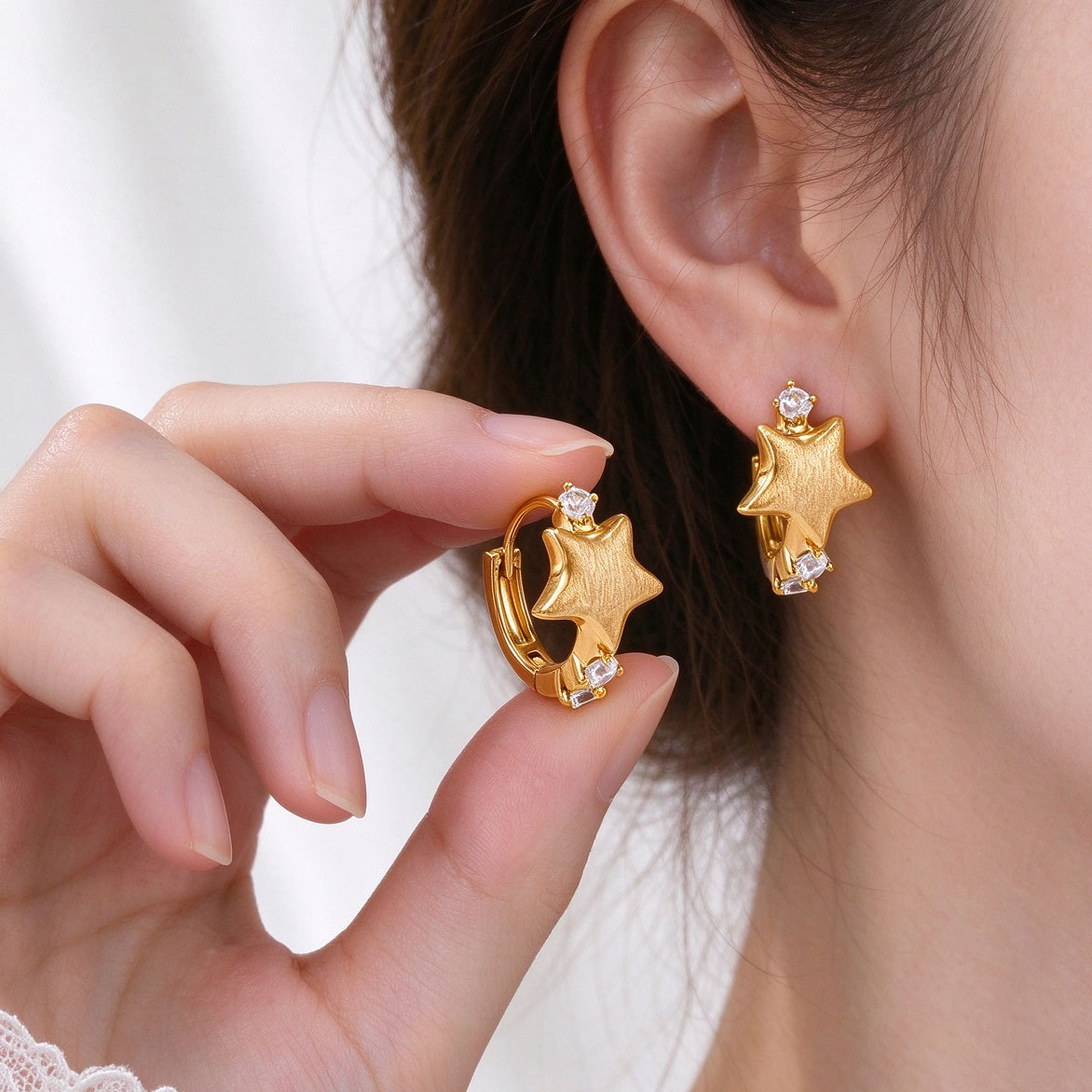 The original factory's brushed five-pointed star earring is made of copper alloy, real gold electroplated with zirconium, and is a light luxury and high-end earring accessory Specification image