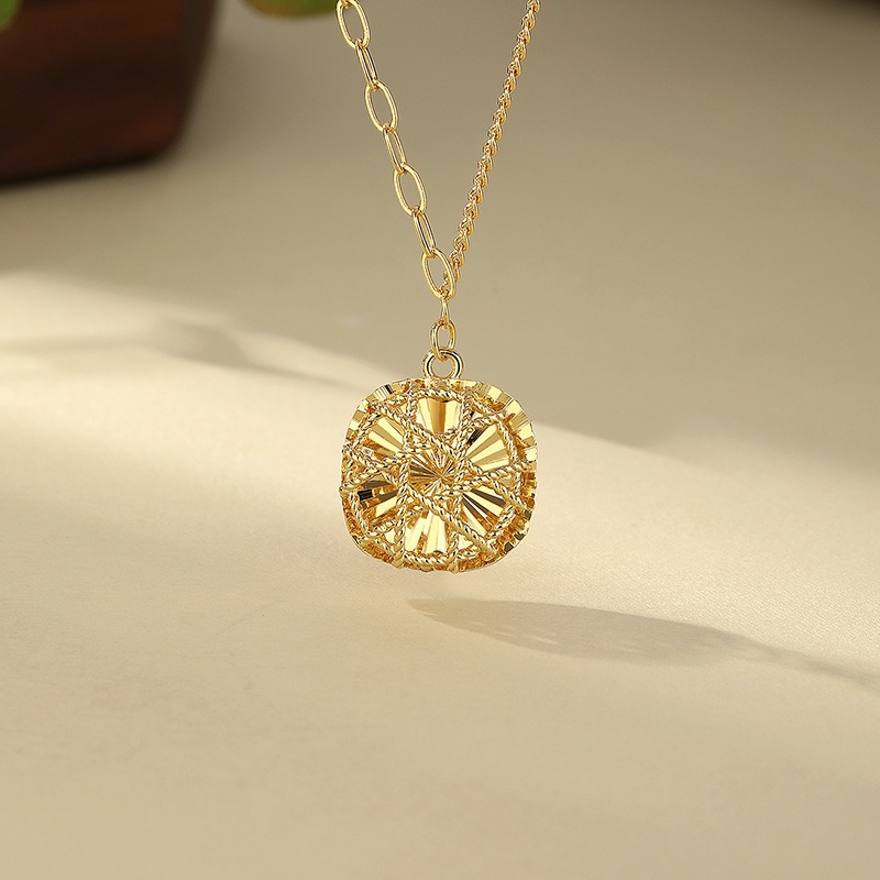 Golden copper gold-plated brushed sparkling cube sugar pendant necklace, light luxury and niche style cube sugar sand gold pendant necklace Application Scenario