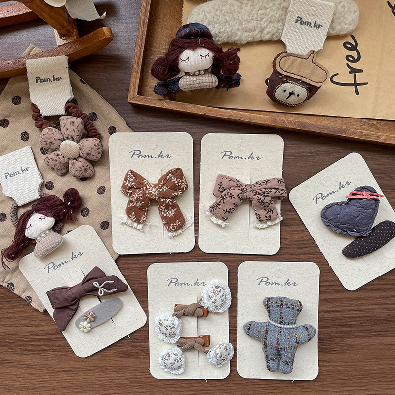 New Korean-style autumn and winter coffee-colored hair clips, fabric bow, handcrafted children's bangs clips, and back head claw hair accessories Application Scenario