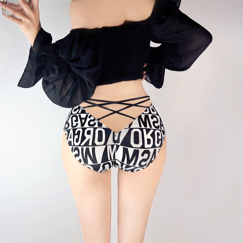 The new best-selling women's printed underwear is breathable and comfortable, covering the buttocks. It features a cross thin band and a cut-out high-waisted medium version. 17466# details Picture