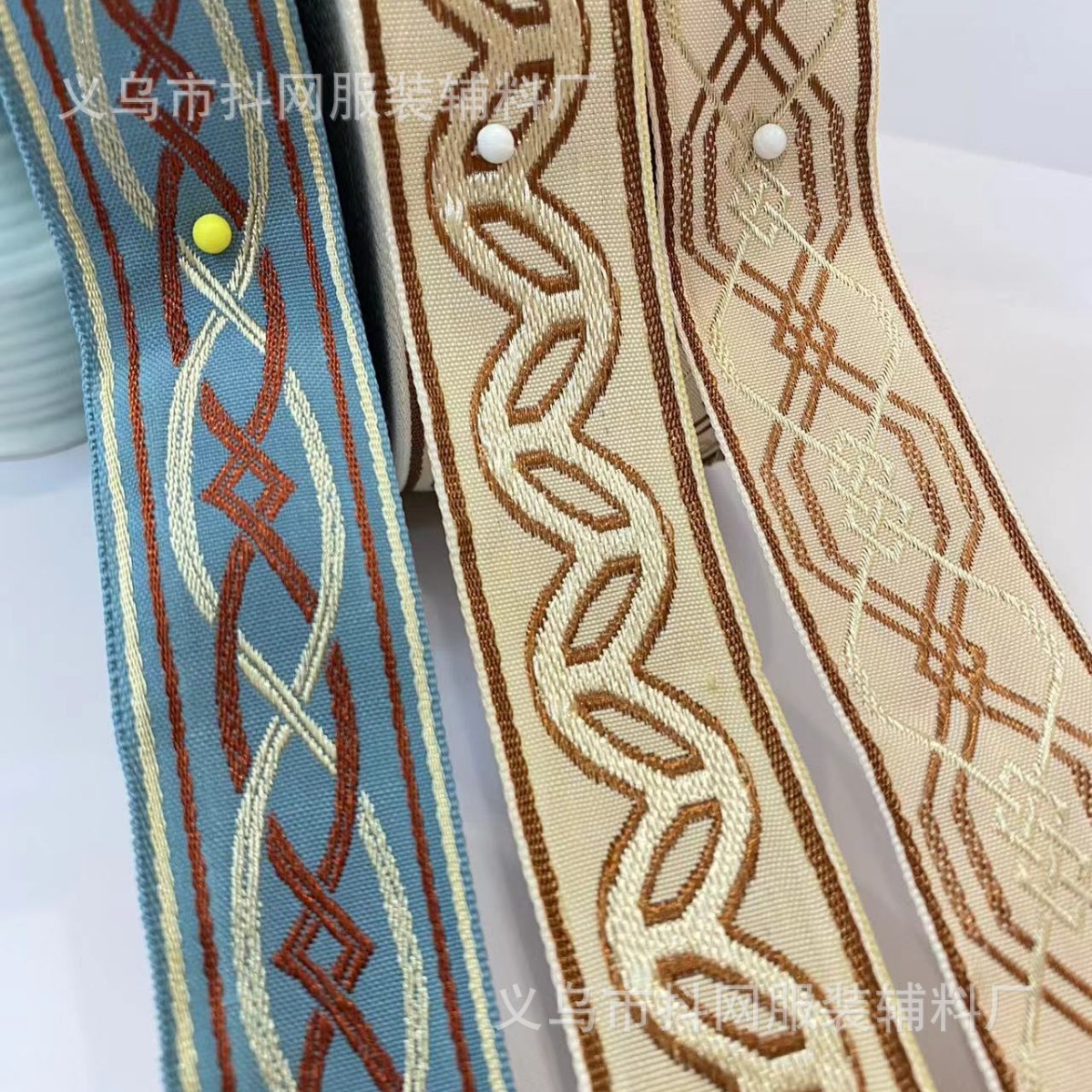 ٢ -٣ ج م) التطريز الوطني التقليدي باستخدام أغطية الستائر، حقائب لوازم، وقطع تكميلية details Picture