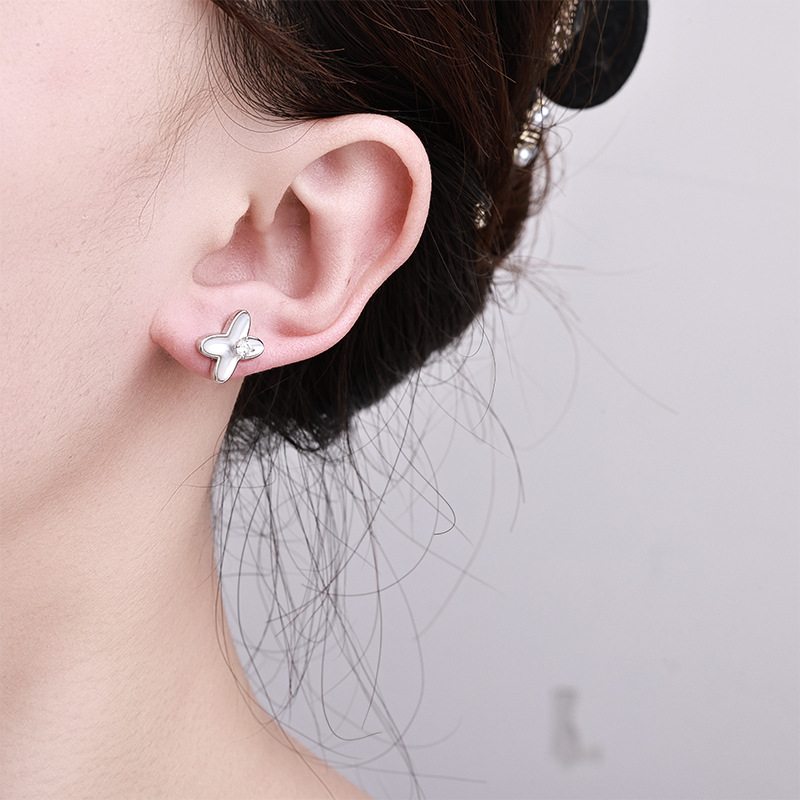 Zhuoheng Select s925 sterling Silver French cross-mother-of-Pearl versatile retro stud earrings for women, a niche high-end, light luxury and simple earpiece Specification image