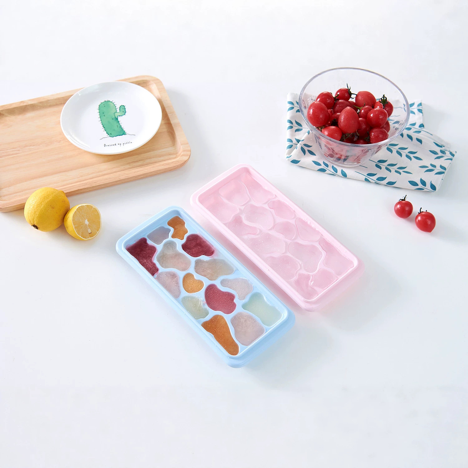 Customized gift ice cube molds, food-grade quantitative press-type ice cube trays, homemade ice boxes for household refrigerators, a magic tool for freezing ice blocks Application Scenario