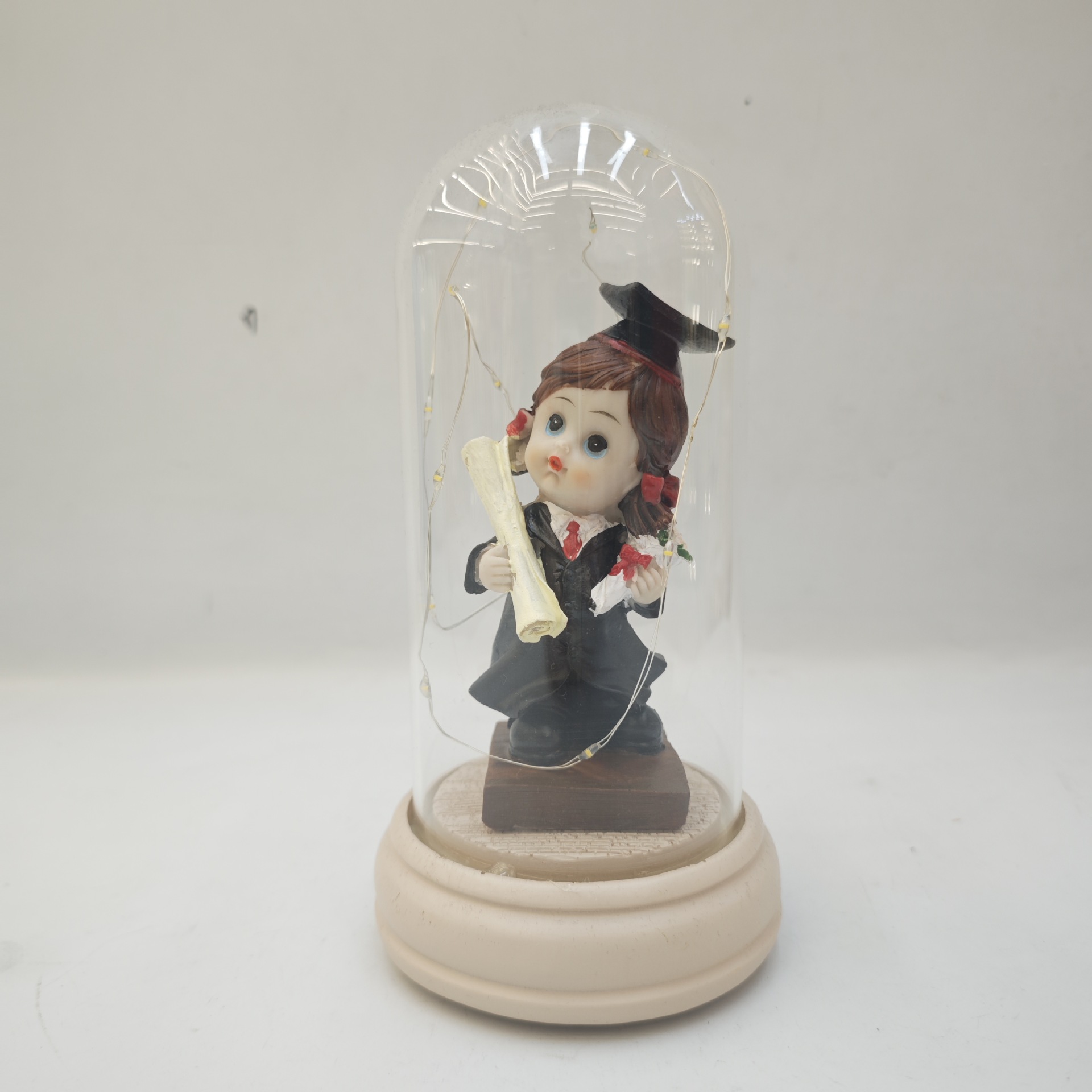 跨境礼品装饰摆件小博士带灯玻璃罩摆件情侣朋友玩偶桌搭