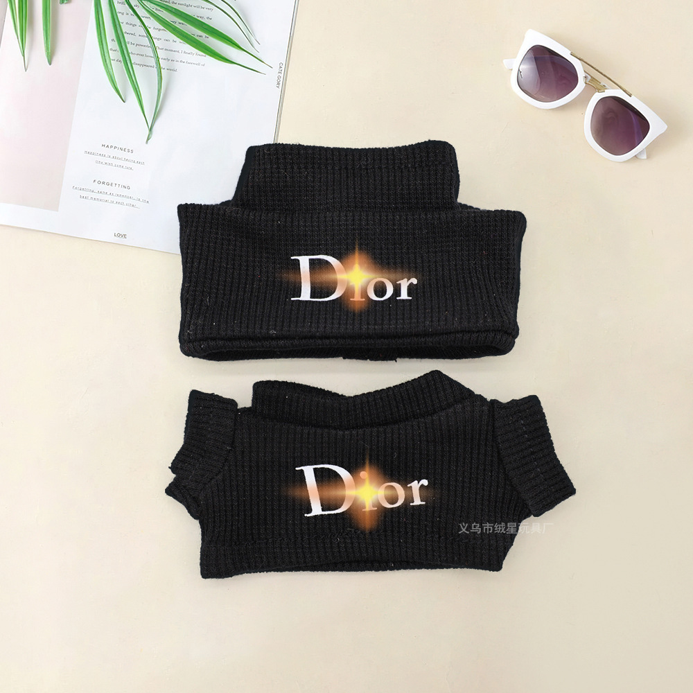 In stock, there are two sets of labub clothes for the first, second and third generations of vinyl dolls, Labub knitted sweaters and hats Application Scenario