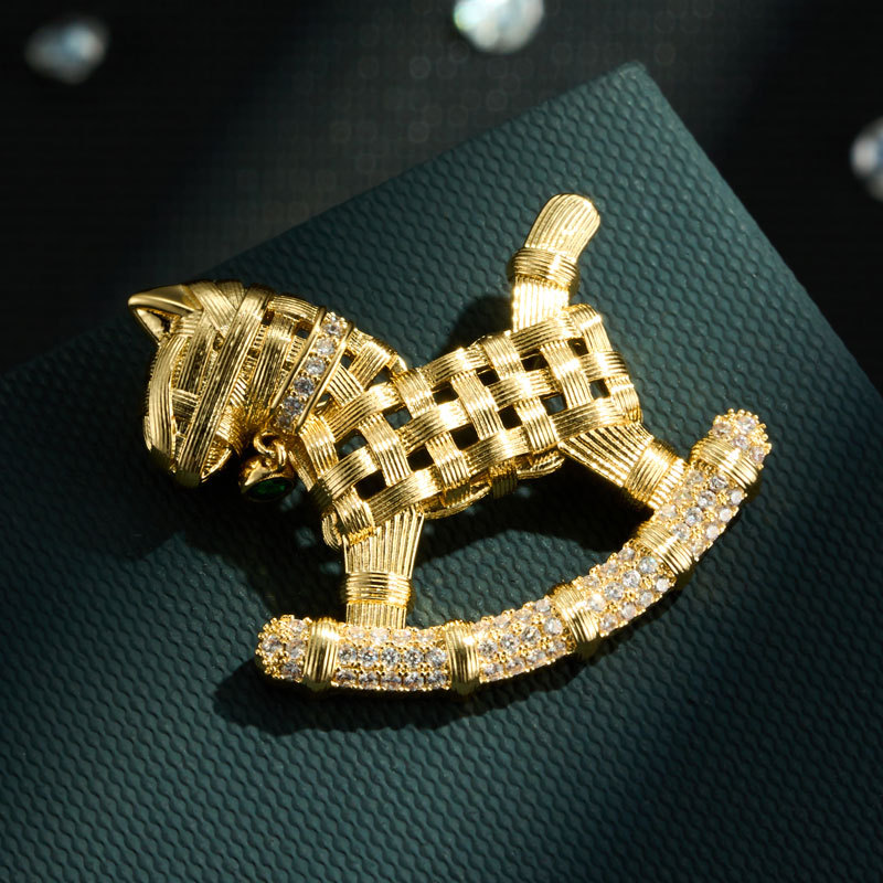 Original design, cute and playful woven pattern, zirconium-inlaid horse brooch, copper alloy, real gold electroplated exquisite brooch and brooch Application Scenario