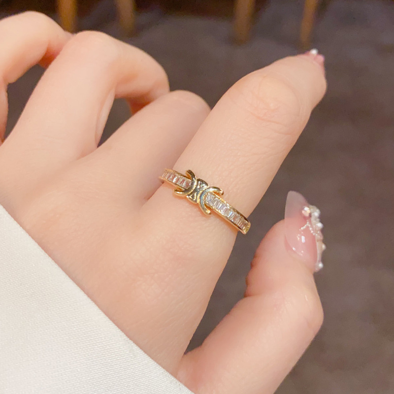 This is a unique and fashionable design with a slightly inset letter "C" and an open arc de Triomphe ring. It exudes a French charm and is a retro, light luxury index finger ring for women Specification image