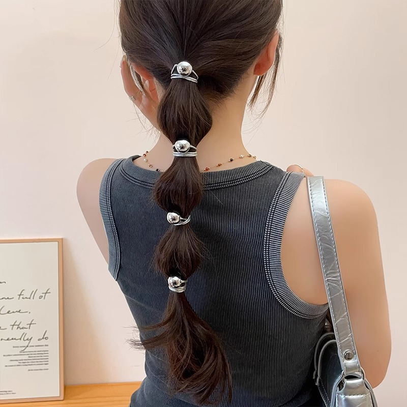 The Korean blogger Feng Liang's silver small ball hair band and headband are both unique and stylish, featuring elastic hair accessories and bracelets that exude a simple yet sophisticated vibe Item Picture