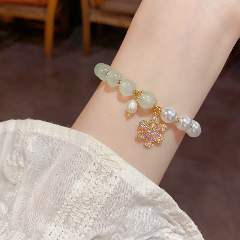 This is a new summer style, fashionable and fresh fresh jade pearl freshwater pearl petal bracelet. It is a light luxury, gentle and versatile accessory