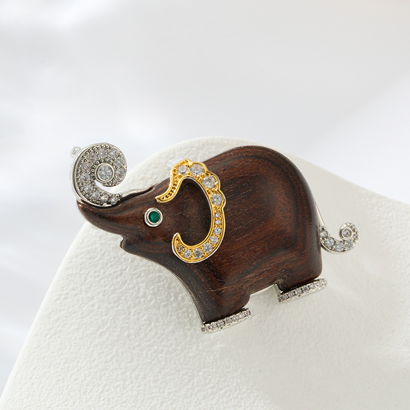 Broche de elefante de madera de diseño original aleación de cobre chapado de oro de dos colores micro zirconia incrustado pin de alta calidad para mujer