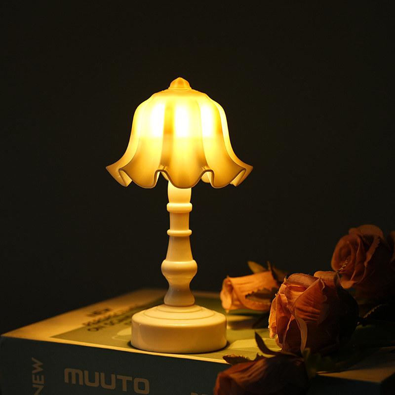 Cross-border European-style fine-textured small table lamp, retro LED night light, small palace lamp, bedside and bedroom decorative items, ambient light Specification image