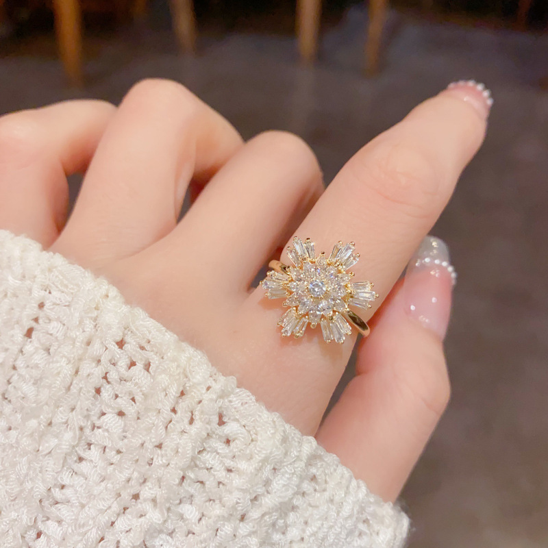 Wholesale of niche, exquisite, fashionable and versatile full-diamond snowflake open-mouth rings for women, with a unique, light luxury and high-end feel that is super dazzling