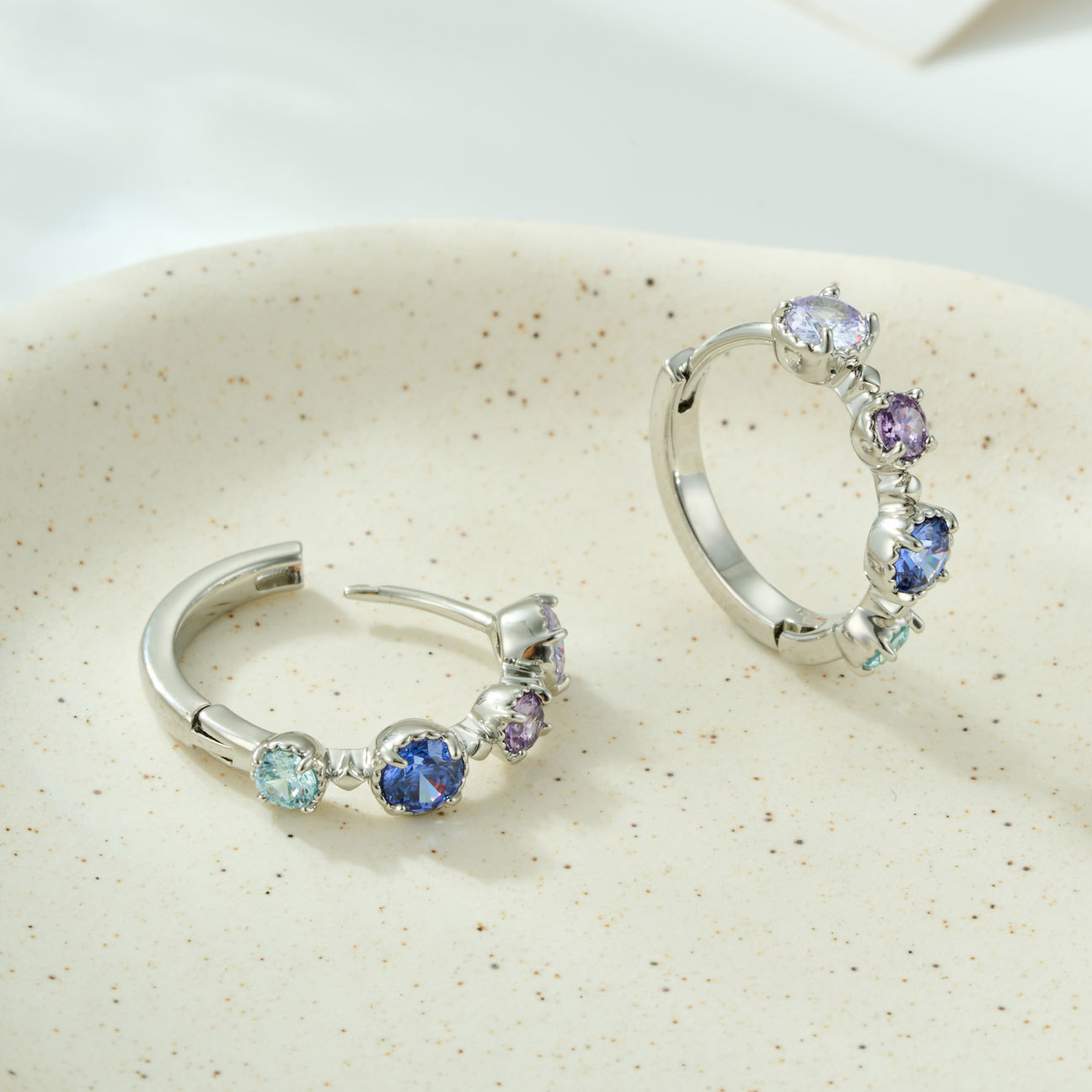 Lujo ligero sensación de alto nivel gradiente arco iris color tesoro pendientes aleación de cobre con circonitas nicho no golpear estilo s925 aguja de plata orejeras