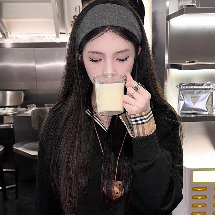 The wide-brimmed headband for women, featuring a high-end grey knitted headband with a wide headband accessory, is the same style as the one worn by the Instagram blogger Application Scenario