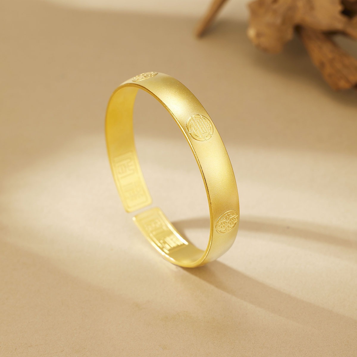 This is a classic plain ring sand gold bracelet of the same style as the golden big fortune. It is gold-plated with copper and does not fade for a long time. It is a simulated auspicious open bracelet
