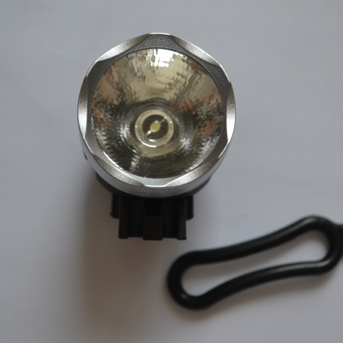 The new bicycle headlamps are made of plastic and are equipped with two 2032 batteries details Picture