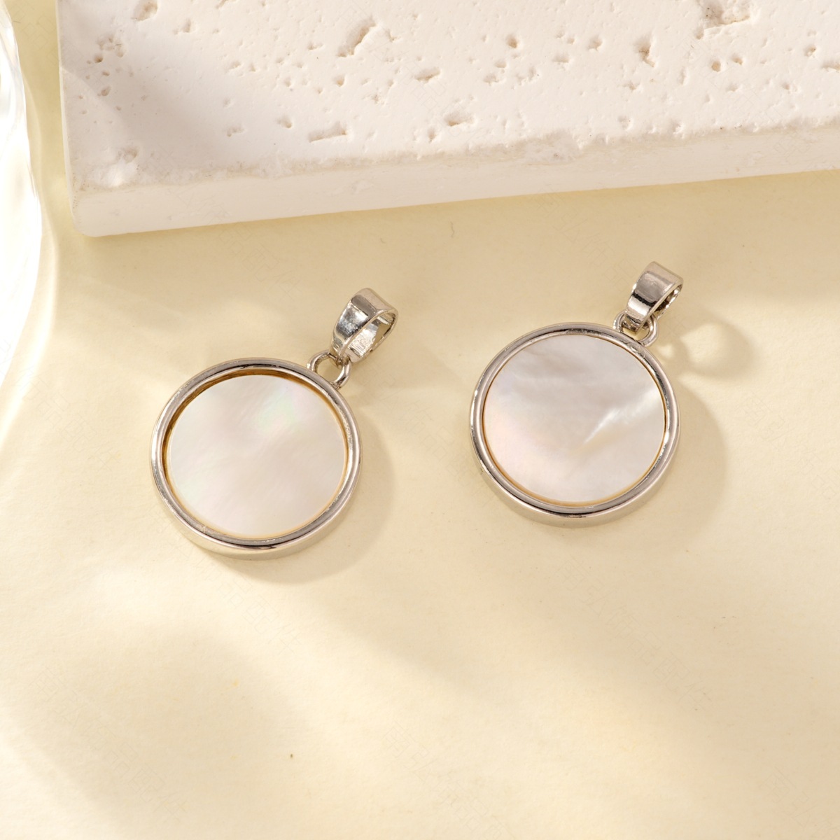 Copper-plated real gold color retention white shell round pendant necklace clasp, high-end bracelet necklace clasp DIY accessory Specification image